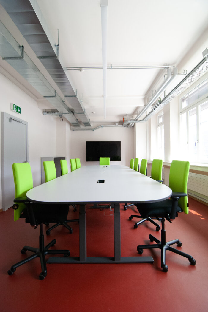 viersäulen Konferenztisch des Typs MyDesk in verschiendenen höhen mit weisser tischplatte
