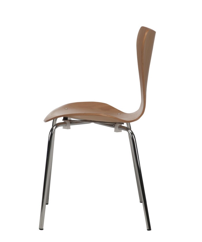 Moderner Holzstuhl mit geschwungener Rückenlehne und stabilen Metallbeinen, ideal für verschiedene Einrichtungsstile.