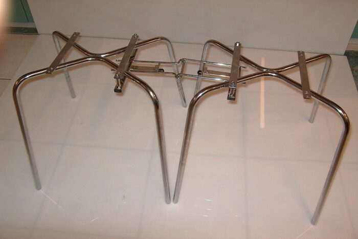Verchromtes Tischgestell mit stabiler Kreuzstruktur und verstellbaren Halterungen für Tischplatten, ideal für Möbelbau und DIY-Projekte.