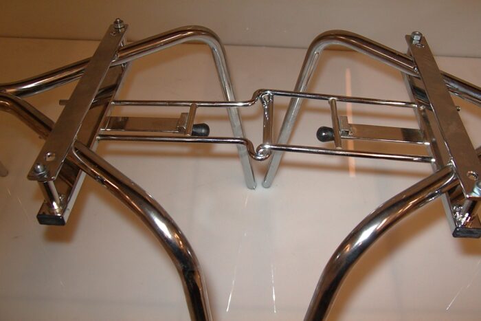Chromstahl-Rahmen für Fahrradzubehör mit verstellbaren Halterungen und robustem Design, ideal für Fahrradmontage.