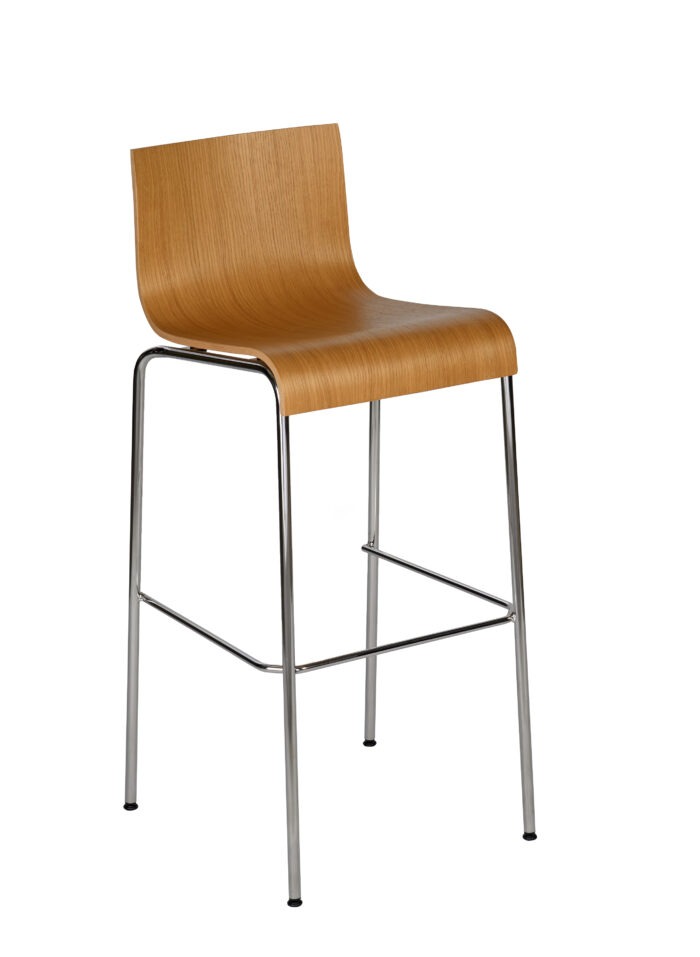 Barstuhl des Typs Brisage mit Stuhlgestell aus Metall in Chrom mit einer holzigen Sitzfläche und Rückenlehne